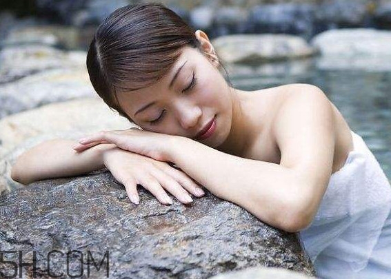 什么情況下不能泡溫泉？女人泡溫泉要注意什么