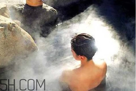 什么情況下不能泡溫泉？女人泡溫泉要注意什么