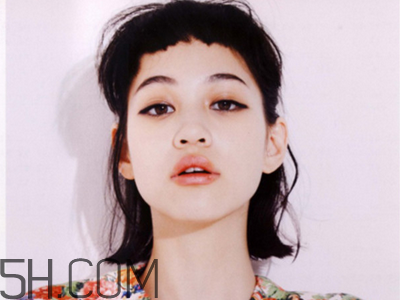 ysl方管啞光口紅試色 ysl圣羅蘭方管13和17哪個(gè)好看 ysl方管啞光口紅試色 ysl圣羅蘭方管13和17哪個(gè)好看