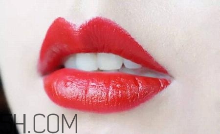 ysl方管啞光口紅試色 ysl圣羅蘭方管13和17哪個(gè)好看 ysl方管啞光口紅試色 ysl圣羅蘭方管13和17哪個(gè)好看