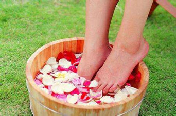 用什么泡腳比較好？艾葉泡腳還是紅花泡腳？