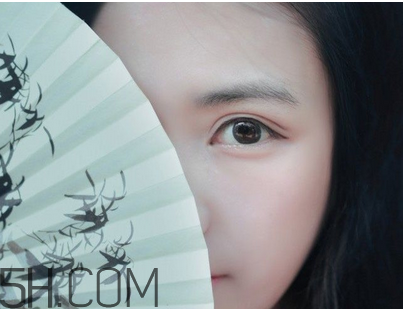 粉餅和散粉哪個定妝效果好？定妝粉和定妝粉餅的使用方法