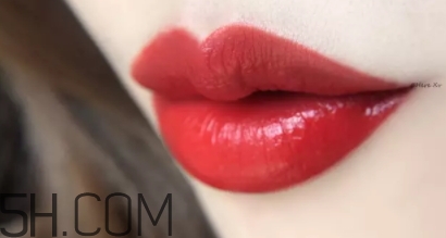 阿瑪尼408多少錢？阿瑪尼限量簽名紅管408專柜價(jià)格