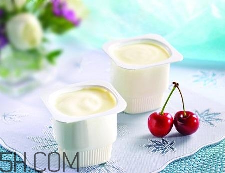 酸奶什么時候喝最好？睡前喝酸奶好還是牛奶好？