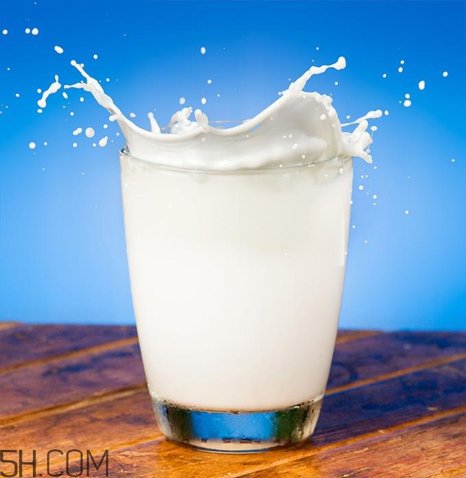 酸奶什么時候喝最好？睡前喝酸奶好還是牛奶好？