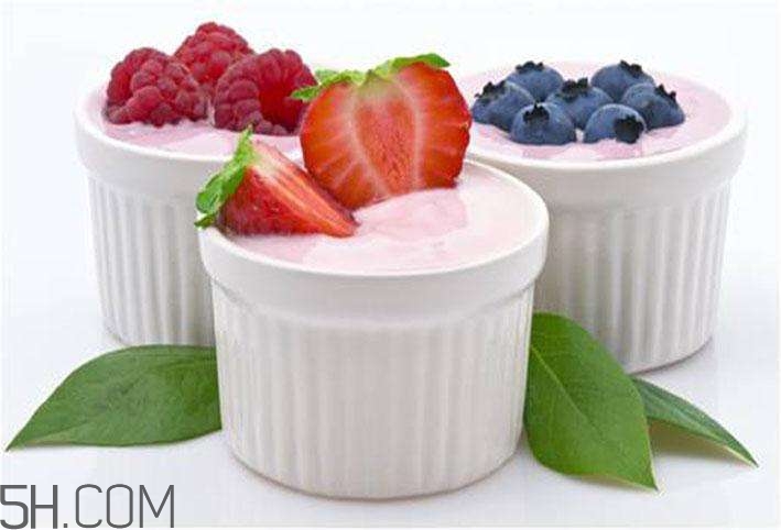 酸奶什么時候喝最好？睡前喝酸奶好還是牛奶好？