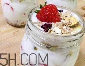 酸奶什么時候喝最好？睡前喝酸奶好還是牛奶好？