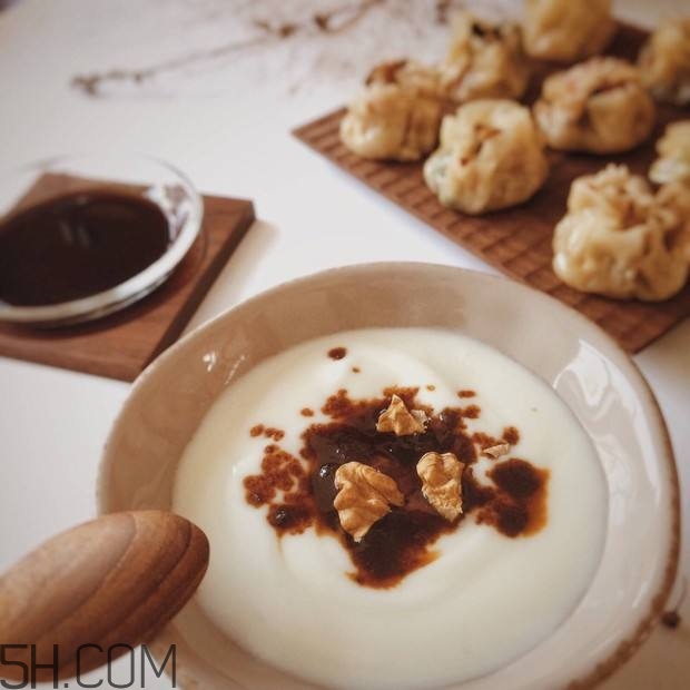 酸奶什么時候喝最好？睡前喝酸奶好還是牛奶好？