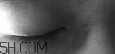 瑜尊睫毛增長(zhǎng)液好用嗎？瑜尊睫毛增長(zhǎng)液和水草花木哪個(gè)好