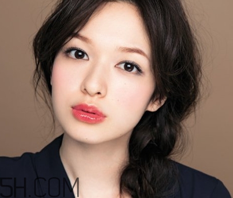 草莓紅口紅適合黃皮嗎？草莓紅口紅顯白嗎？