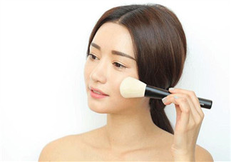 粉餅和散粉哪個定妝效果好？定妝粉和定妝粉餅的使用方法