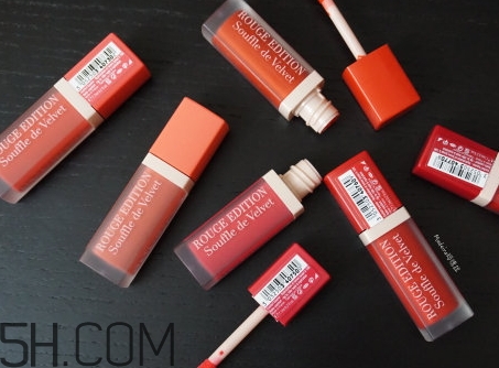 妙巴黎舒芙蕾和天鵝絨區(qū)別 妙巴黎舒芙蕾唇釉和天鵝絨唇釉對比 妙巴黎舒芙蕾和天鵝絨區(qū)別 妙巴黎舒芙蕾唇釉和天鵝絨唇釉對比