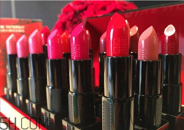 紀(jì)梵希新版禁忌之吻有哪些色號(hào)？紀(jì)梵希禁忌之吻霓虹唇膏試色