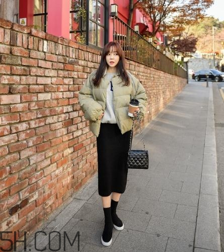 棉服配裙子好看嗎？棉衣配什么裙子好？