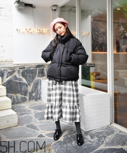 棉服配裙子好看嗎？棉衣配什么裙子好？