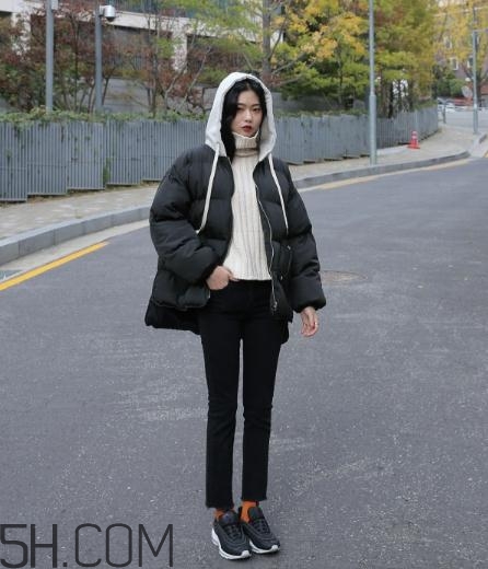 黑色面包服怎么搭配？黑色面包服搭配圖片