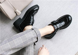 新皮鞋前面擠腳怎么辦？新鞋子磨腳后跟怎么辦？