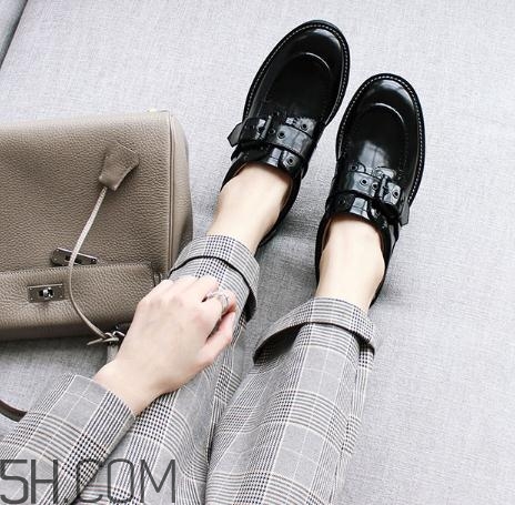 新皮鞋前面擠腳怎么辦？新鞋子磨腳后跟怎么辦？