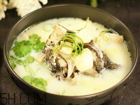 鯽魚湯發(fā)黑能喝嗎 鯽魚湯發(fā)黑是怎么回事 鯽魚湯發(fā)黑能喝嗎 鯽魚湯發(fā)黑是怎么回事