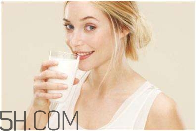 牛奶加蜂蜜的功效是什么？牛奶加蜂蜜可以減肥嗎？