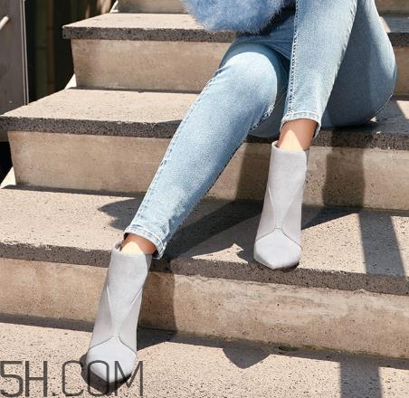 絨面鞋子發(fā)霉怎么處理？絨面鞋子發(fā)白怎么辦？