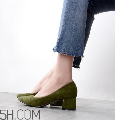 絨面鞋子發(fā)霉怎么處理？絨面鞋子發(fā)白怎么辦？