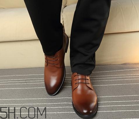 皮鞋能用烘鞋器嗎？皮鞋可以用吹風(fēng)機(jī)吹嗎？