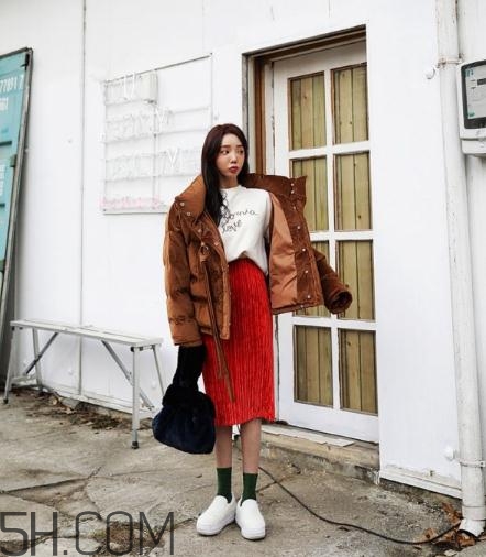 焦糖色棉襖配什么內(nèi)搭？焦糖色棉服搭配圖片