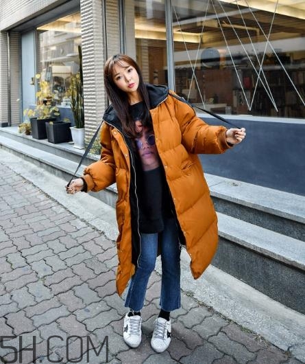 焦糖色棉襖配什么內(nèi)搭？焦糖色棉服搭配圖片