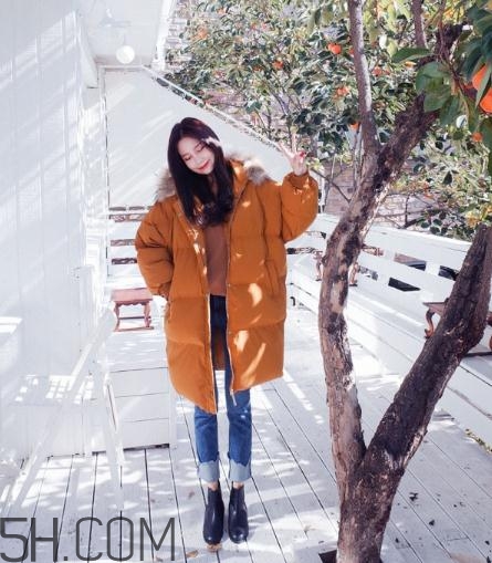 焦糖色棉襖配什么內(nèi)搭？焦糖色棉服搭配圖片