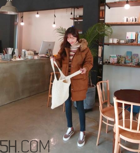 焦糖色棉襖配什么內(nèi)搭？焦糖色棉服搭配圖片