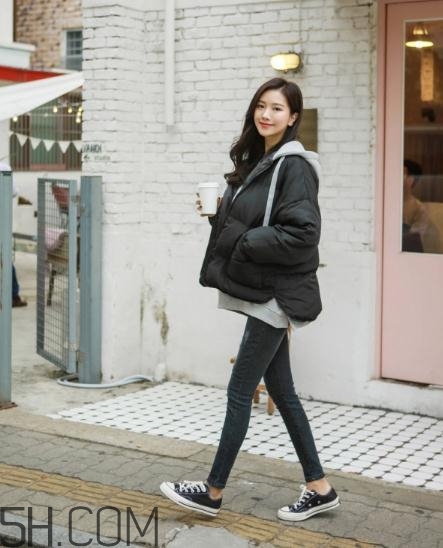 黑色棉襖配什么褲子？黑色棉服搭配褲子圖片