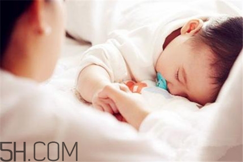 冬天空調(diào)開多少度比較適合嬰兒？嬰兒發(fā)燒可以開空調(diào)嗎？