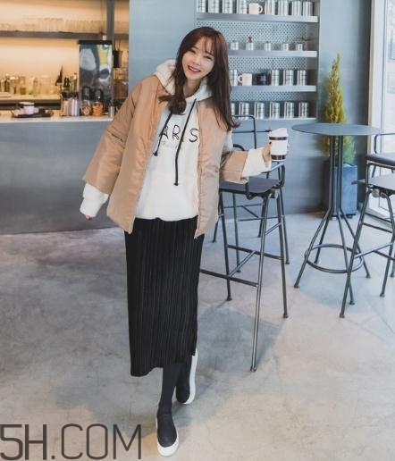 米色羽絨服怎么搭配？米色羽絨服搭配圖片