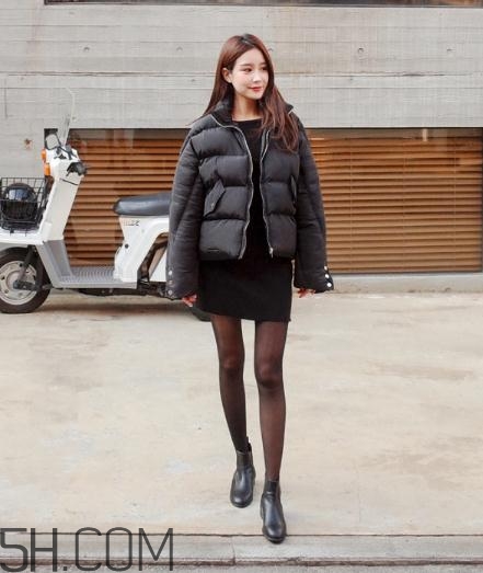 黑色羽絨服配什么顏色毛衣？黑色羽絨服搭配毛衣圖片