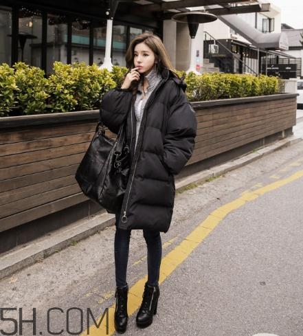 黑色羽絨服配什么顏色毛衣？黑色羽絨服搭配毛衣圖片