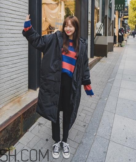 黑色羽絨服配什么顏色毛衣？黑色羽絨服搭配毛衣圖片