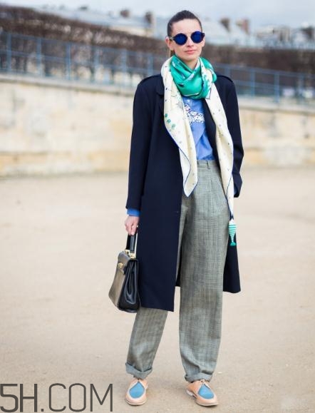 深藍(lán)色大衣配什么顏色圍巾？深藍(lán)色大衣搭配圍巾圖片