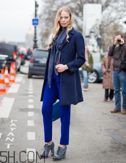 深藍(lán)色大衣配什么顏色圍巾？深藍(lán)色大衣搭配圍巾圖片