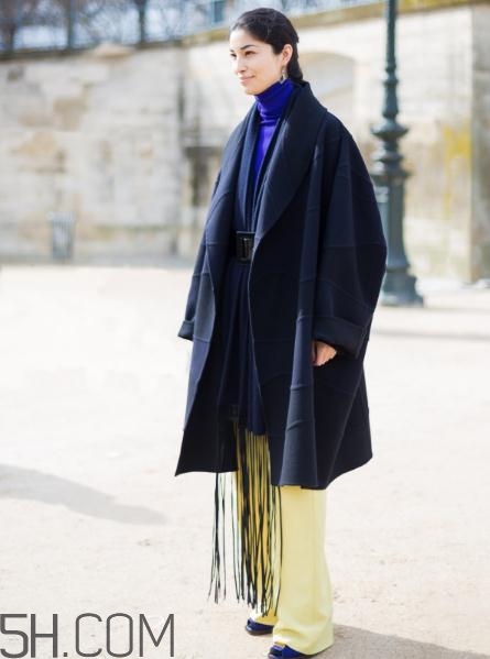深藍(lán)色大衣配什么顏色圍巾？深藍(lán)色大衣搭配圍巾圖片