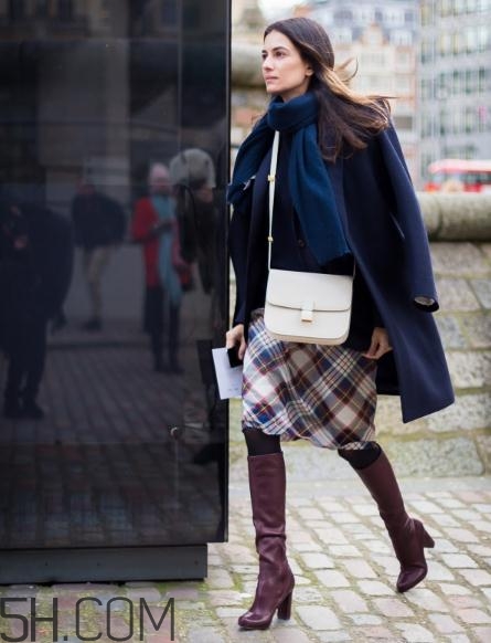 深藍(lán)色大衣配什么顏色圍巾？深藍(lán)色大衣搭配圍巾圖片