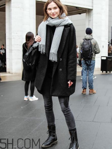 黑色大衣配什么顏色圍巾？黑色大衣搭配圍巾圖片