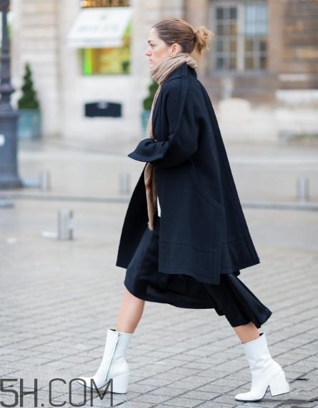 黑色大衣配什么顏色圍巾？黑色大衣搭配圍巾圖片