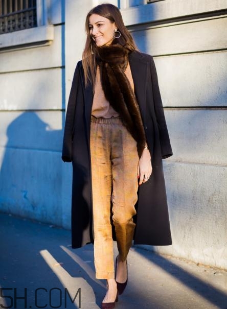黑色大衣配什么顏色圍巾？黑色大衣搭配圍巾圖片
