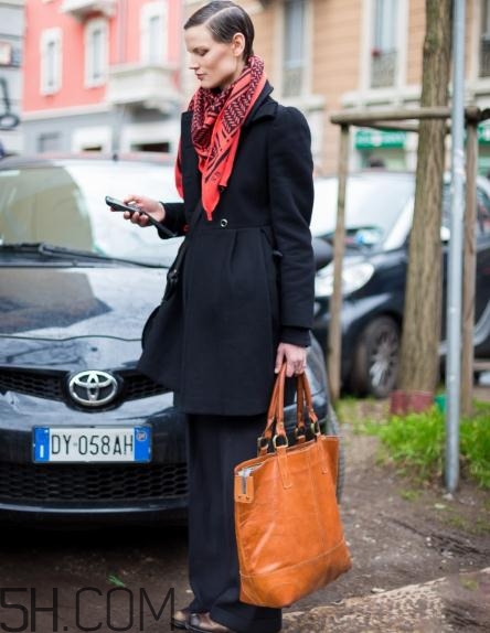 黑色大衣配什么顏色圍巾？黑色大衣搭配圍巾圖片