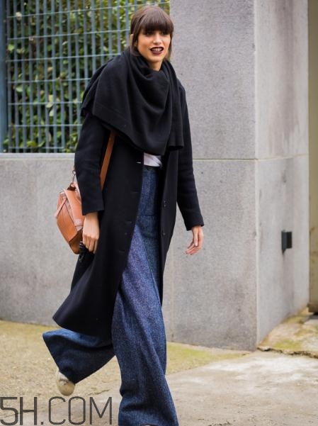 黑色大衣配什么顏色圍巾？黑色大衣搭配圍巾圖片
