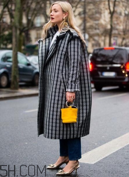 灰色格子大衣怎么搭配？灰色格子大衣搭配圖片