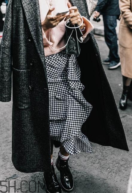 灰色格子大衣怎么搭配？灰色格子大衣搭配圖片