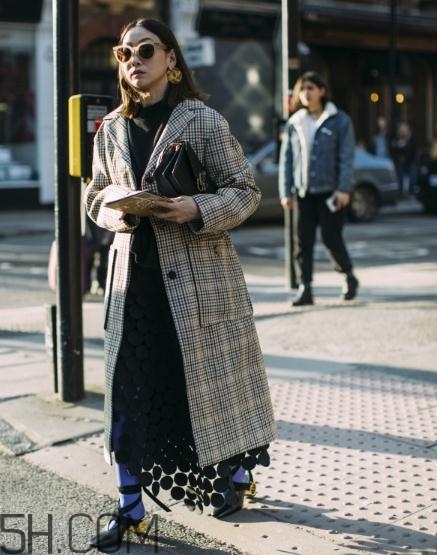 棕色格子大衣怎么搭配？棕色格子大衣搭配圖片