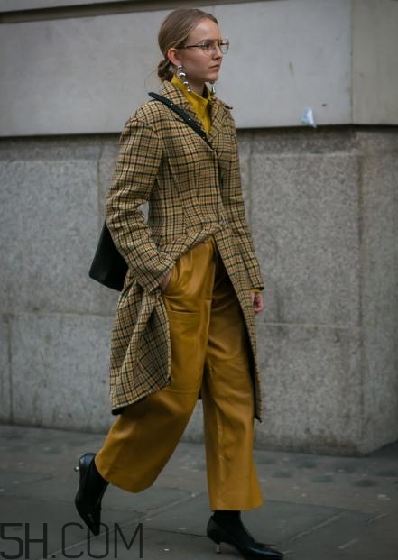 棕色格子大衣怎么搭配？棕色格子大衣搭配圖片